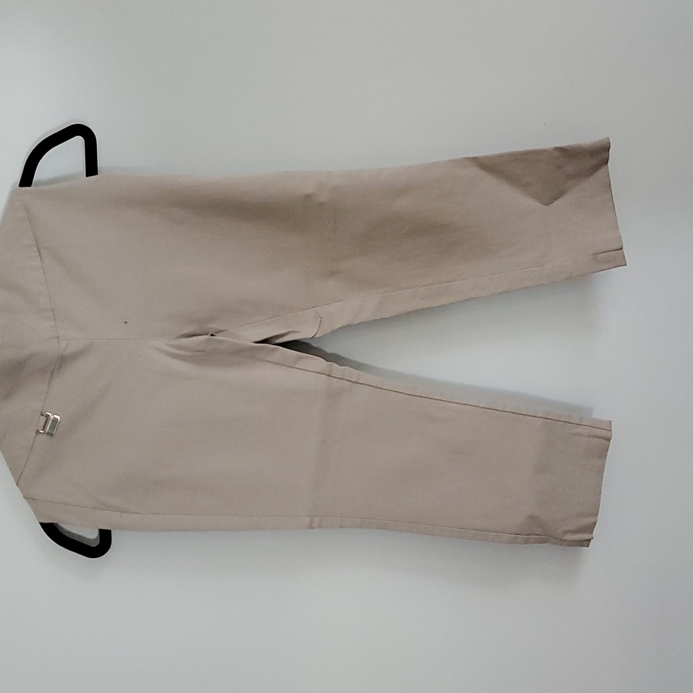 Alfani Women's Size 2 Petite. Capri pants with stretch - Picture 3 of 7